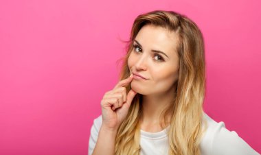 Pembe arka plan düşünme hakkında bir şey, yeni bir fikir üzerinde güzel kızla