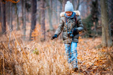Çocuk ile doğa, hobi kavram yürümeye dijital fotoğraf makinesi