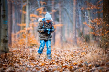 Çocuk ile doğa, hobi kavram yürümeye dijital fotoğraf makinesi