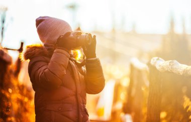 Dijital fotoğraf makinesi alarak fotoğraf doğa, hobi kavramı kullanarak çocuk