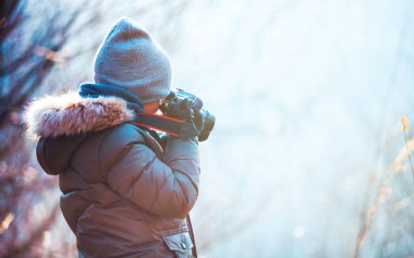 Dijital fotoğraf makinesi alarak fotoğraf doğa, hobi kavramı kullanarak çocuk