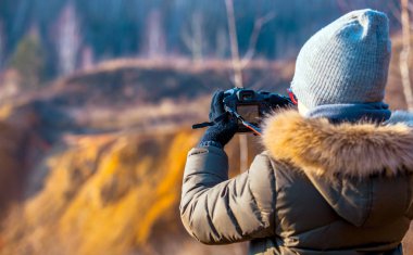 Dijital fotoğraf makinesi alarak fotoğraf doğa, hobi kavramı kullanarak çocuk