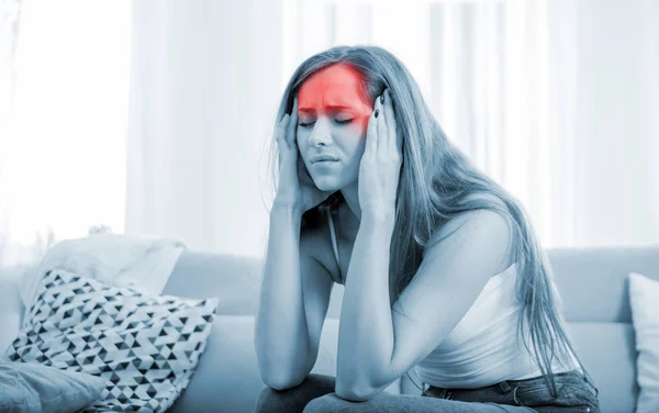 Žena doma trpí bolestí hlavy, emoce a stres — Stock fotografie
