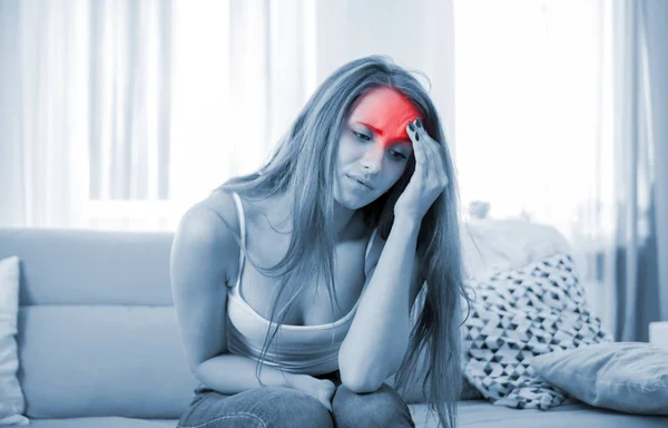 Mulher em casa sofrendo de dor de cabeça, emoções e estresse — Fotografia de Stock