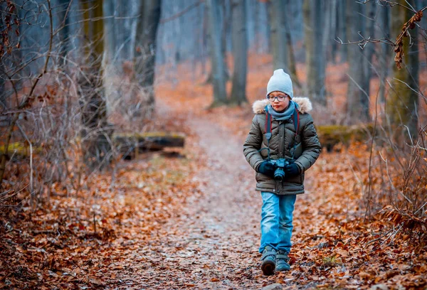 Menino com câmera digital andando na natureza, conceito hobby — Fotografia de Stock