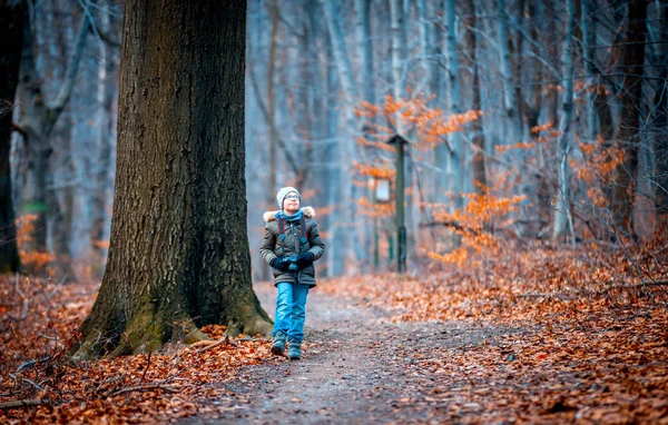 Menino com câmera digital andando na natureza, conceito hobby — Fotografia de Stock