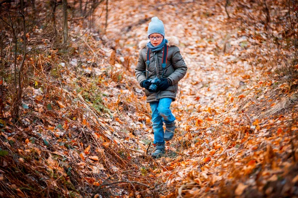 Αγόρι με ψηφιακή φωτογραφική μηχανή, το περπάτημα στη φύση, χόμπι έννοια — Φωτογραφία Αρχείου