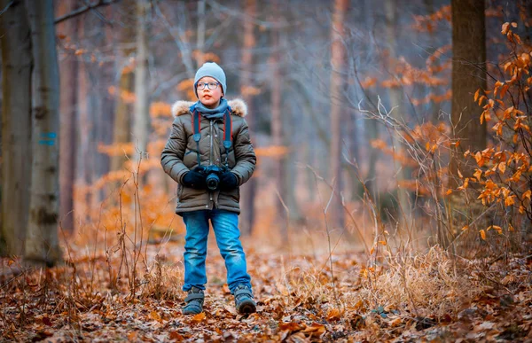 Menino com câmera digital andando na natureza, conceito hobby — Fotografia de Stock