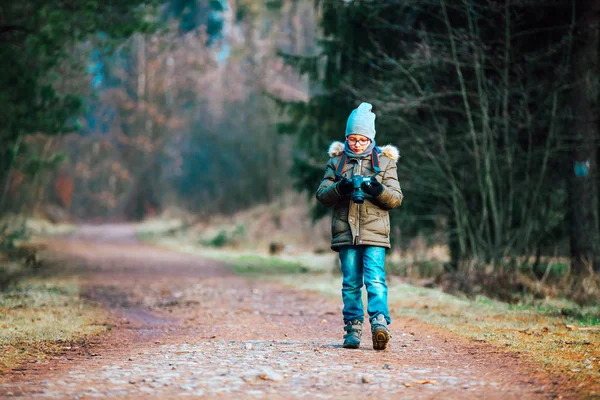 Мальчик с цифровой камерой, прогуливающийся на природе, хобби-концепция — стоковое фото