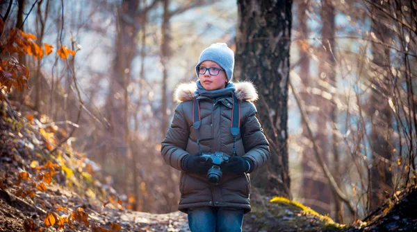 Ragazzo con fotocamera digitale a piedi nella natura, concetto di hobby — Foto Stock