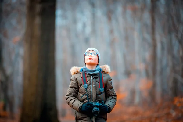 Niño usando cámara digital tomando fotos en la naturaleza, concepto hobby — Foto de Stock