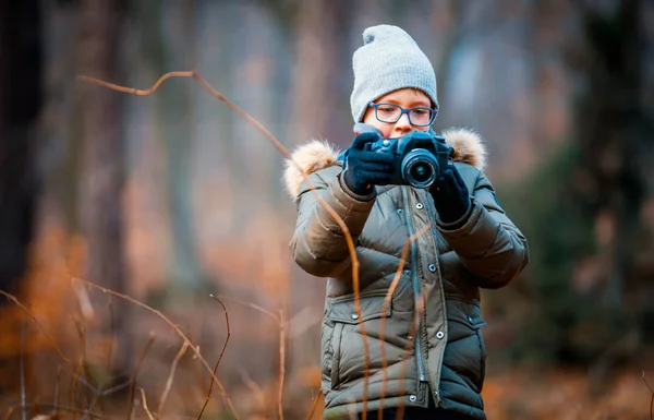 Boy pomocí digitálního fotoaparátu pořizování Foto v přírodě, hobby koncepce — Stock fotografie