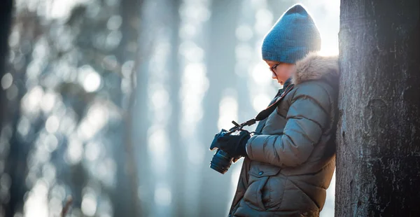 Boy pomocí digitálního fotoaparátu pořizování Foto v přírodě, hobby koncepce — Stock fotografie