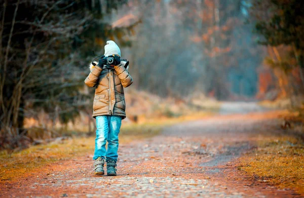 Jongen met behulp van digitale camera nemen foto in de natuur, hobby concept — Stockfoto