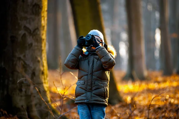 Αγόρι χρησιμοποιώντας ψηφιακή φωτογραφική μηχανή λήψη φωτογραφιών μέσα στη φύση, χόμπι έννοια — Φωτογραφία Αρχείου