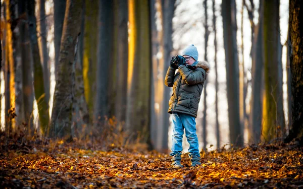 Fiú használ digitális fényképezőgép vevő fotó a természetben, hobbi koncepció — Stock Fotó
