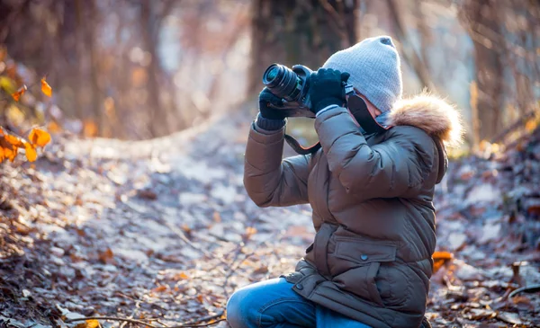 Ragazzo utilizzando fotocamera digitale scattare foto nella natura, concetto di hobby — Foto Stock