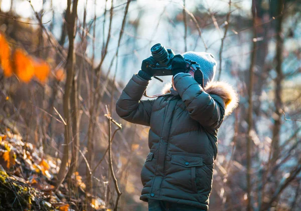 Boy using digital camera taking photo in the nature, hobby concept — Stock Photo, Image