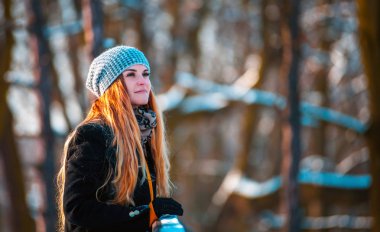 Winter park, neşeli güzel genç kadın güneşli bir günde