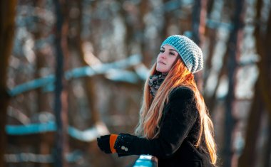 Winter park, neşeli güzel genç kadın güneşli bir günde