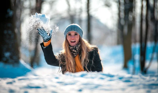 Junge Frau Wirft Schneeball Sonnigem Tag Winterpark — Stockfoto