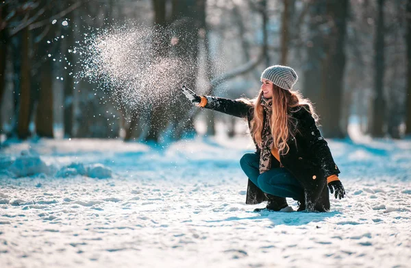 Jovem Mulher Jogando Bola Neve Dia Ensolarado Parque Inverno — Fotografia de Stock