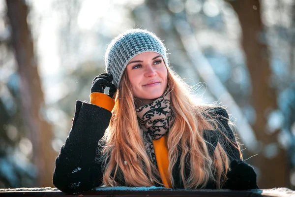 Winter Park Neşeli Güzel Genç Kadın Güneşli Bir Günde — Stok fotoğraf