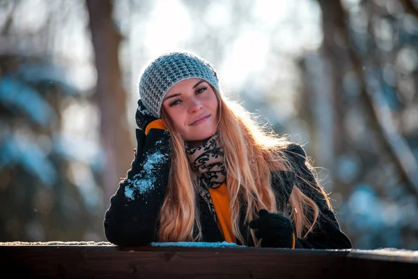 Солнечный День Зимнем Парке Веселая Красивая Молодая Женщина — стоковое фото
