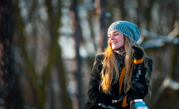 Slunečný Den Zimě Parku Veselá Krásná Mladá Žena — Stock fotografie