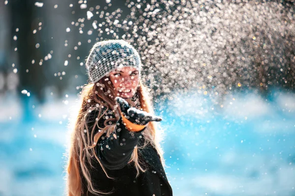 Улыбающаяся Женщина Бросает Снег Воздух Глядя Камеру — стоковое фото