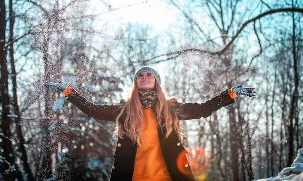 Улыбающаяся Молодая Женщина Бросает Снег Воздух Солнечный Зимний День — стоковое фото