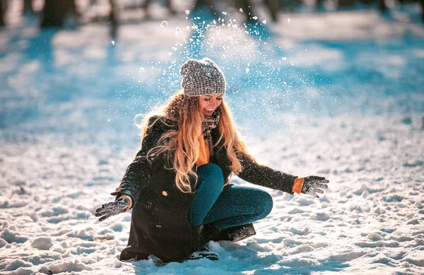 Sorrindo Jovem Mulher Jogando Neve Dia Ensolarado Inverno — Fotografia de Stock