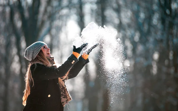 Sorridente Giovane Donna Gettando Neve Aria Nella Giornata Invernale Soleggiata — Foto Stock