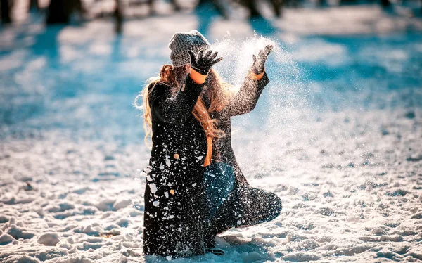 Lächelnde Junge Frau Wirft Einem Sonnigen Wintertag Schnee Die Luft — Stockfoto