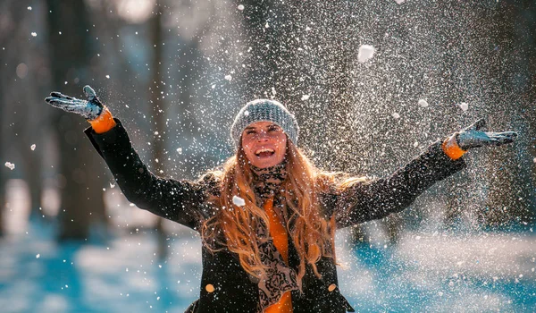 Улыбающаяся Молодая Женщина Бросает Снег Воздух Солнечный Зимний День — стоковое фото