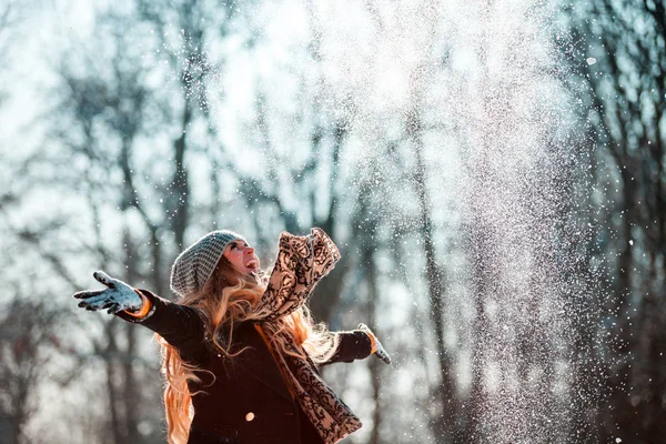 Sorridente Giovane Donna Gettando Neve Aria Nella Giornata Invernale Soleggiata — Foto Stock