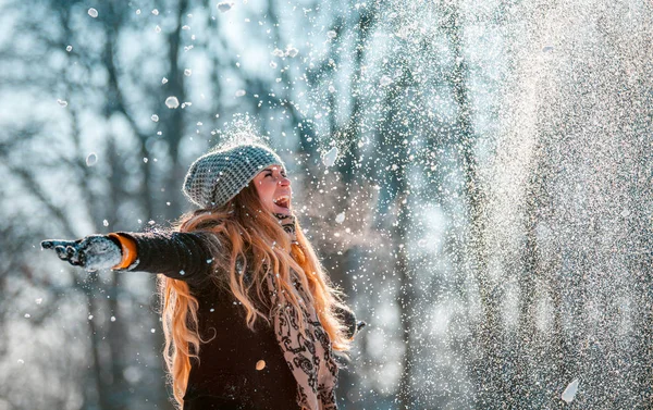Úsměvem Mladá Žena Házení Sněhu Vzduchu Slunný Zimní Den — Stock fotografie