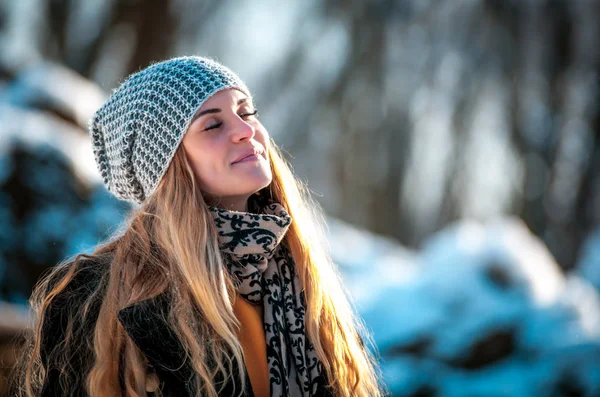 Úsměvem Mladá Žena Winter Parku Slunečný Den Teplé Oblečení — Stock fotografie