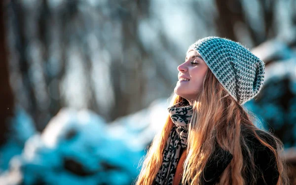 Uśmiechnięta Młoda Kobieta Parku Zimowym Słoneczny Dzień Ciepłe Ubrania — Zdjęcie stockowe
