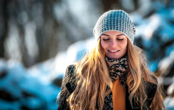 Улыбающаяся Молодая Женщина Зимнем Парке Солнечный День Теплая Одежда — стоковое фото