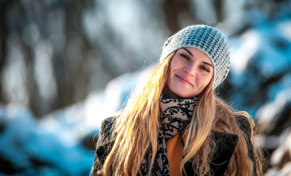 Улыбающаяся Молодая Женщина Зимнем Парке Солнечный День Теплая Одежда — стоковое фото