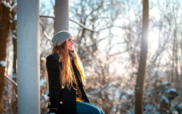 Mujer Joven Durante Paseo Parque Invierno Día Soleado —  Fotos de Stock