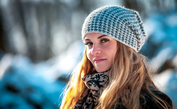 Retrato Jovem Mulher Sorridente Parque Inverno Dia Ensolarado — Fotografia de Stock