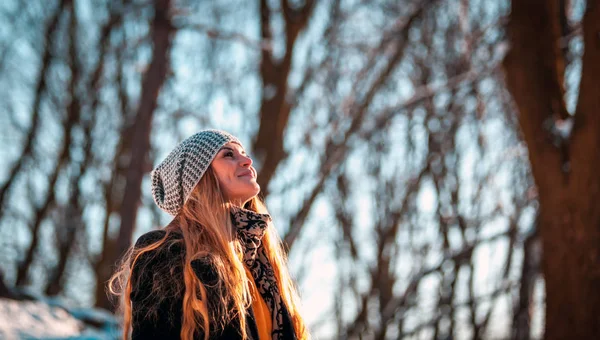 Retrato Mulher Bonita Sorridente Parque Inverno Dia Ensolarado — Fotografia de Stock