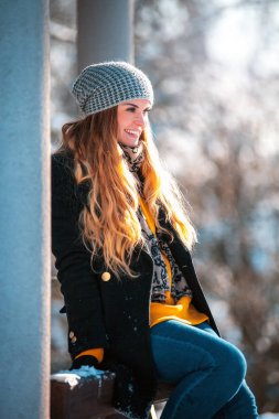 Kış Park ahşap çit oturan genç kadın