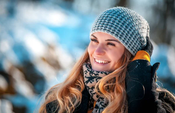 Portrét Usměvavé Mladé Ženy Zimě Parku Slunečný Den — Stock fotografie
