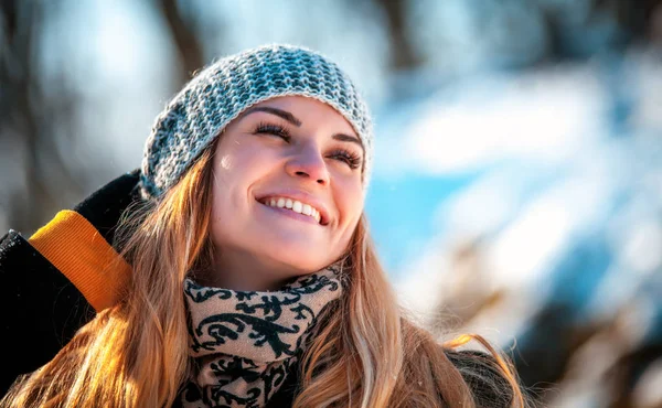 阳光明媚的冬日公园里微笑的年轻女子肖像 — 图库照片