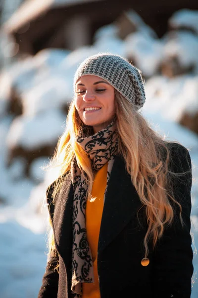 Portret Uśmiechający Się Młoda Kobieta Parku Zimowym Słoneczny Dzień — Zdjęcie stockowe