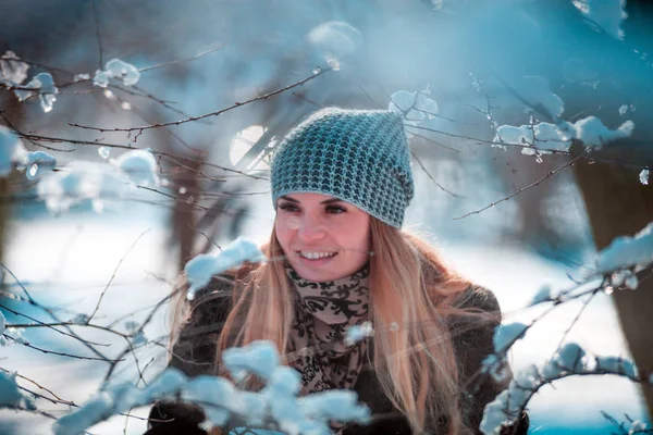 Mujer Joven Sonriente Caminando Bosque Invierno — Foto de Stock