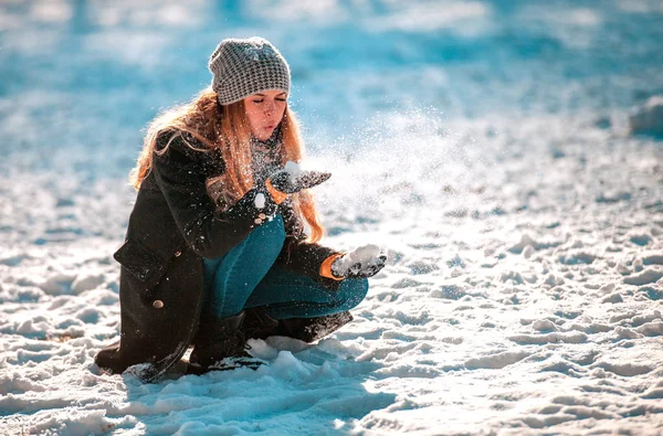 Mladá Žena Foukání Sníh Zimním Parku — Stock fotografie